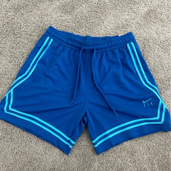 Nike Loose Fit Basketball Shorts / DRI-FIT - Picture 4 of 6